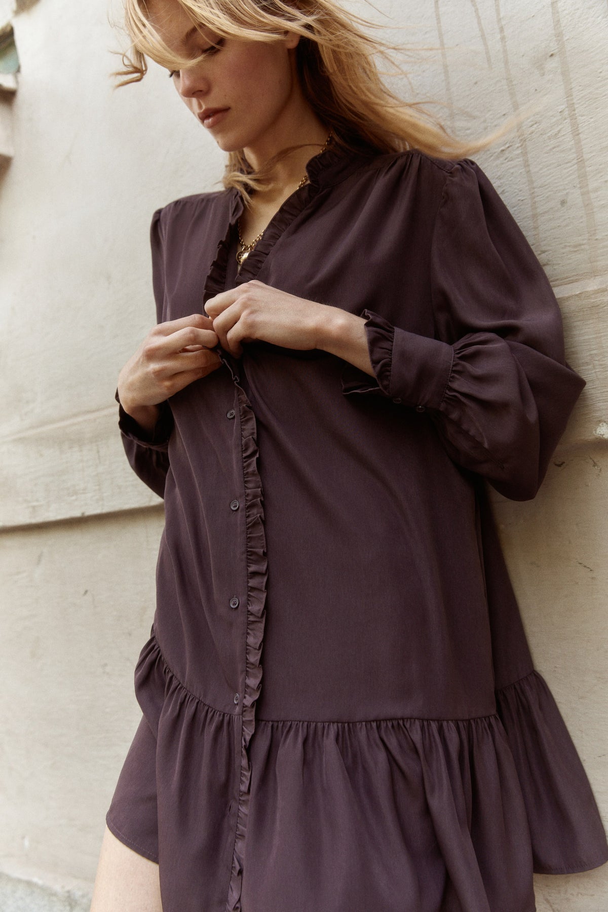 Vestido camiseiro com folhos